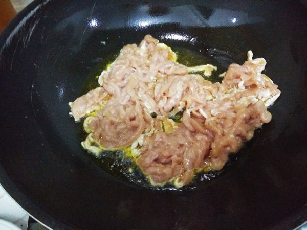 炒肉时切记别直接下锅,炒肉时放什么东西炒出来又软又香