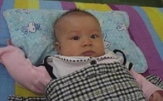 1岁半婴儿毫无征兆呕吐,1岁宝宝不明原因呕吐