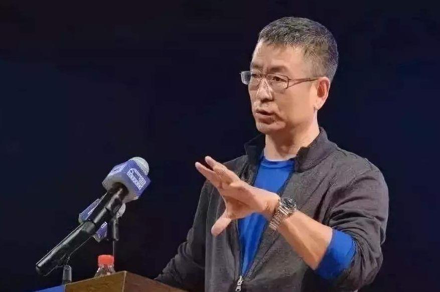 央视主播段子手白岩松,表面上是主持人背后却是铠甲