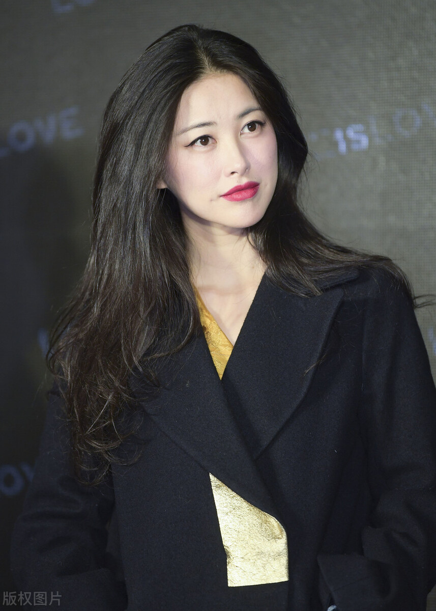 朱珠的放*情纵**史，与世界顶级富豪擦肩而过，靠美貌征服了5个男人