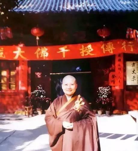 歌手李娜57岁了，出家前1月还在推广民族音乐，曾有两段悲伤恋情
