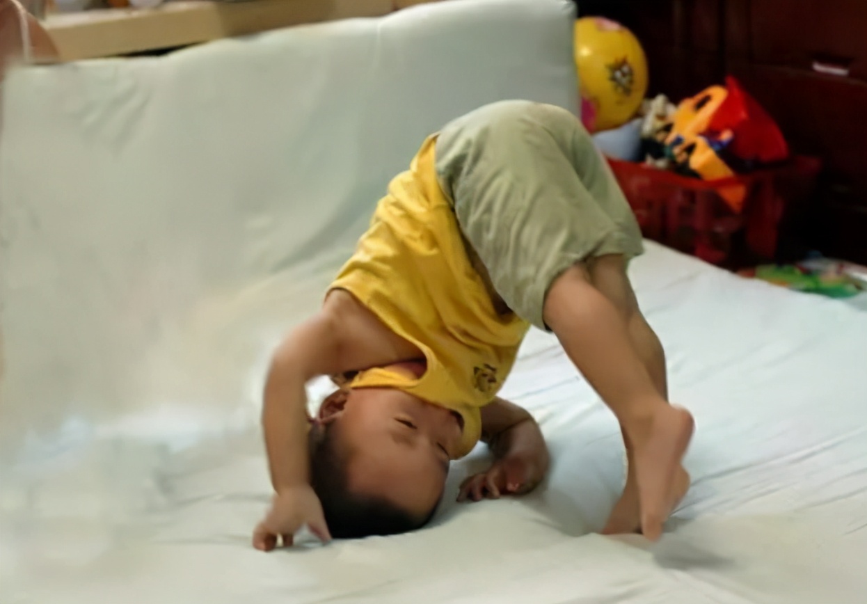 宝宝天天折腾爷爷奶奶,宝宝总是顶自己的头