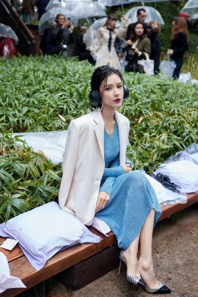 入秋怎么穿?回头率最高的穿搭参考:“长裙+外套”,减龄还时髦