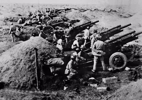 王耀武特赦出狱，周恩来帮他找到家人，女儿却递给他一纸离婚协议