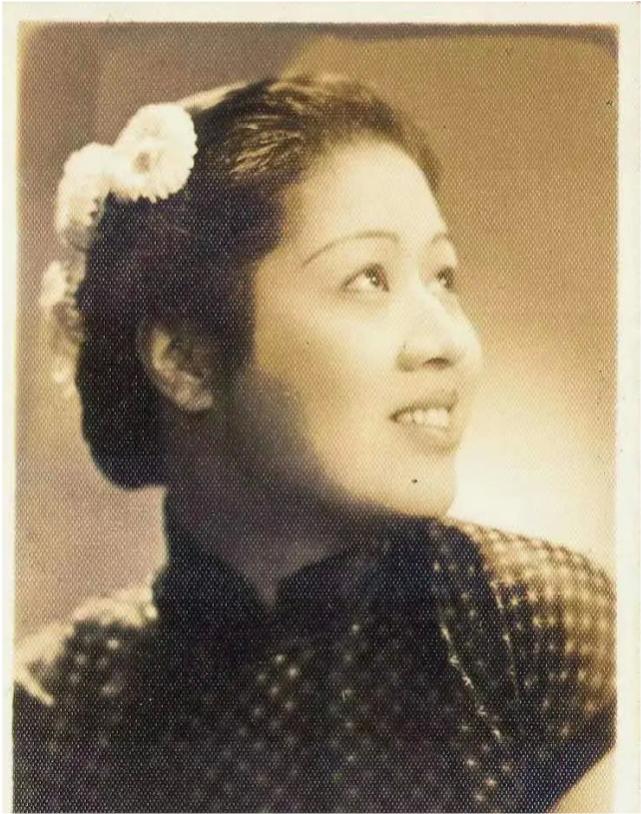 网红代王被质疑整容，晒奶奶爸爸照片自证没整鼻子，曾承认做填充