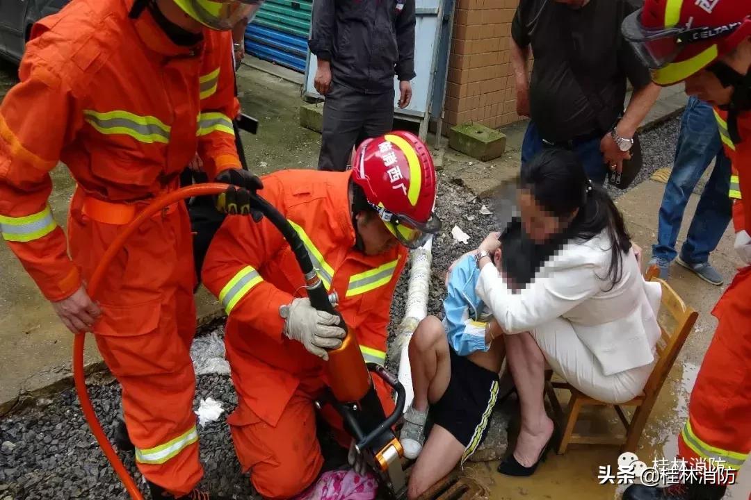 警惕|小女孩一不留神腿被卡，桂林消防巧手解围！
