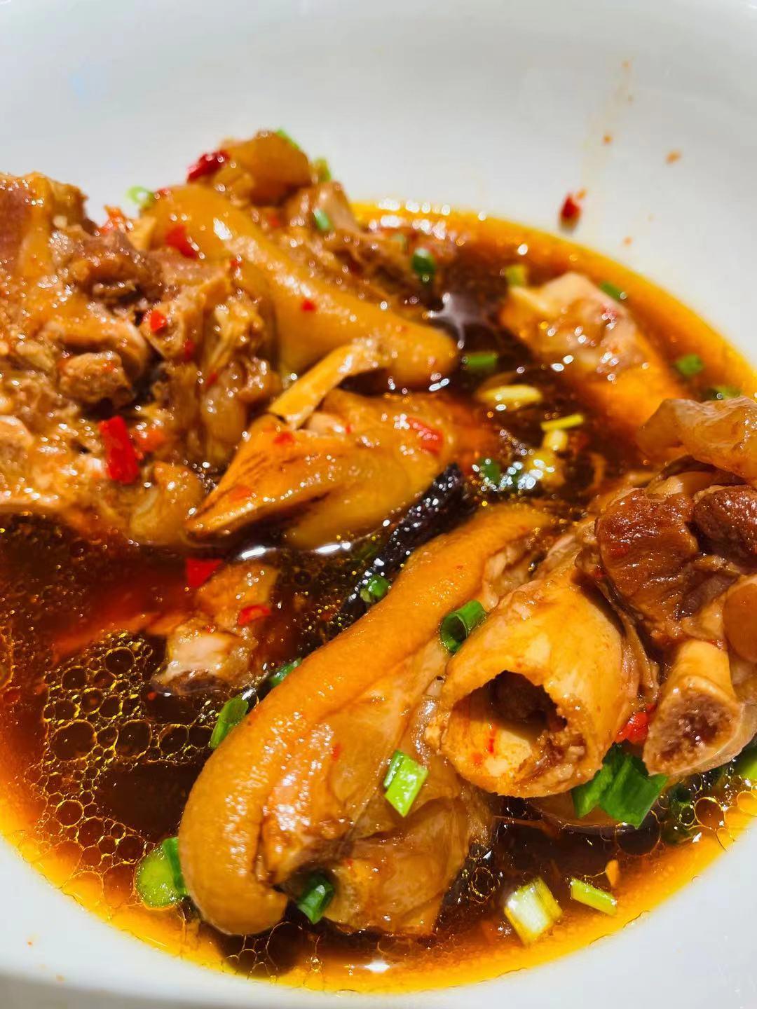 长沙金马路上一家人气美食店，做各*猪种**肉料理