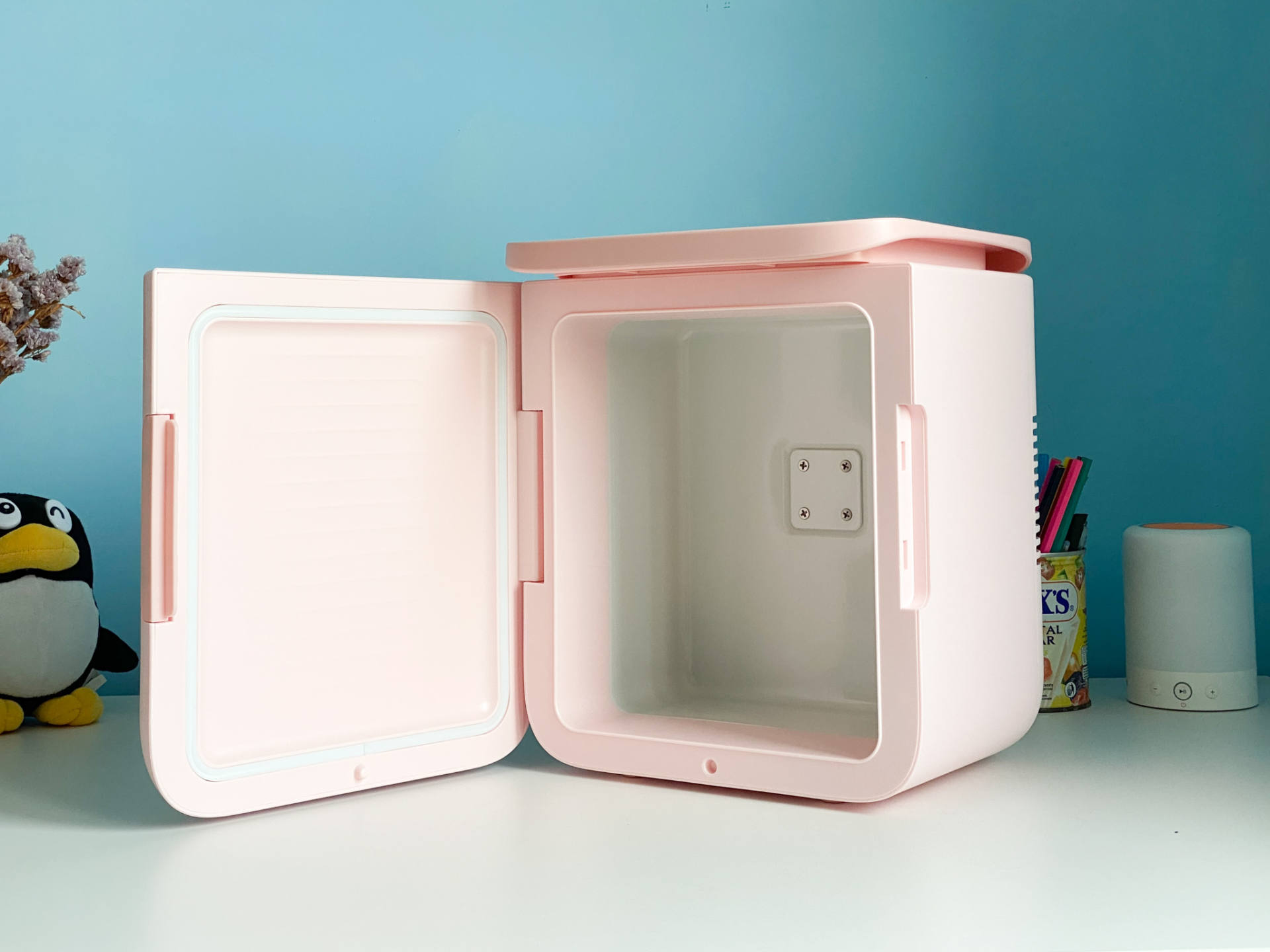 想要上班时随时喝上冷热饮?试试这款可放在桌面的小冰箱