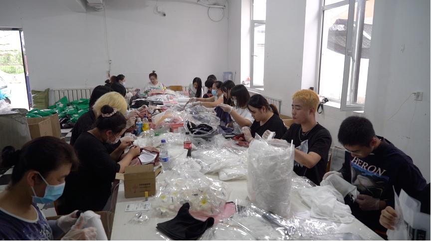 东北魔幻泳装小城,工人月入过万,承包全球40%的泳衣