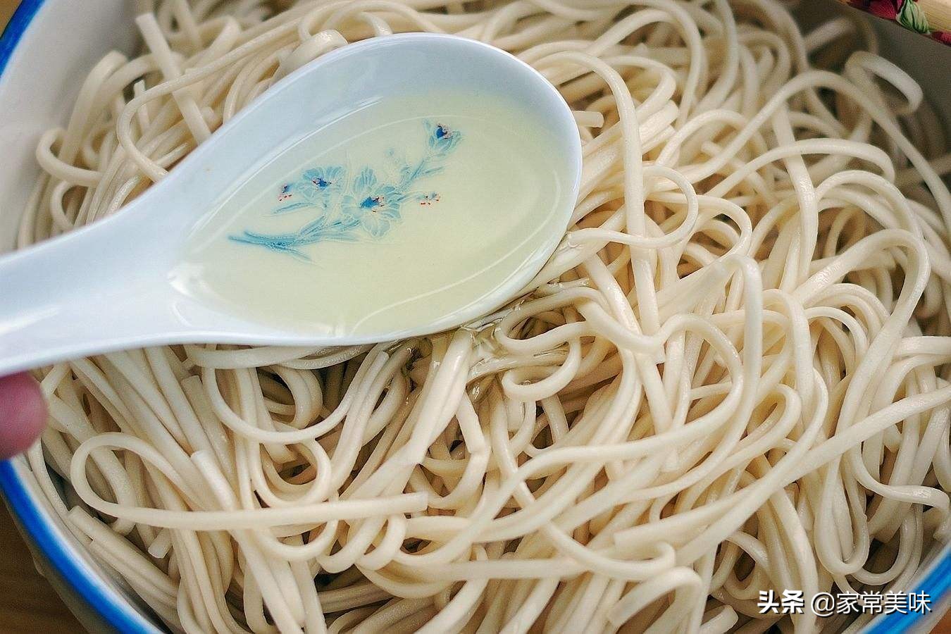 煮面条除了加鸡蛋还可以加什么,煮面条放两个蛋