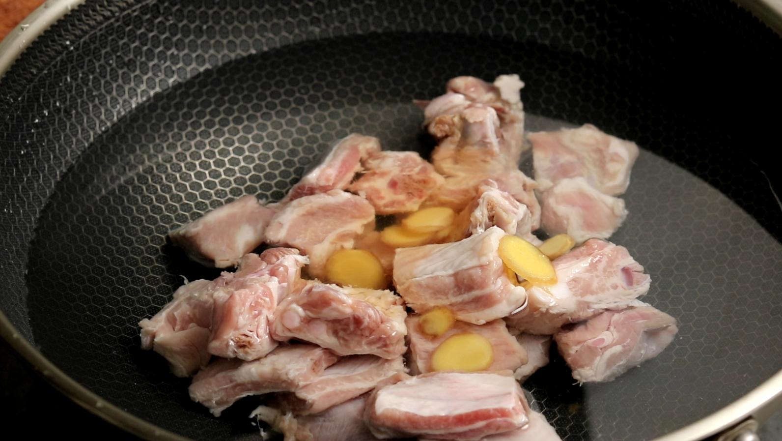 炖排骨前千万别焯水教你正确做法,炖排骨之前要不要先炒一下