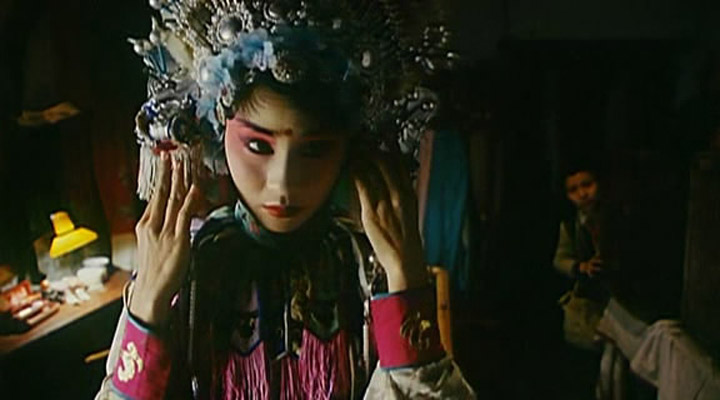 16岁“小镇荡妇”的屈辱成长史，这部电影道尽了人性和欲望