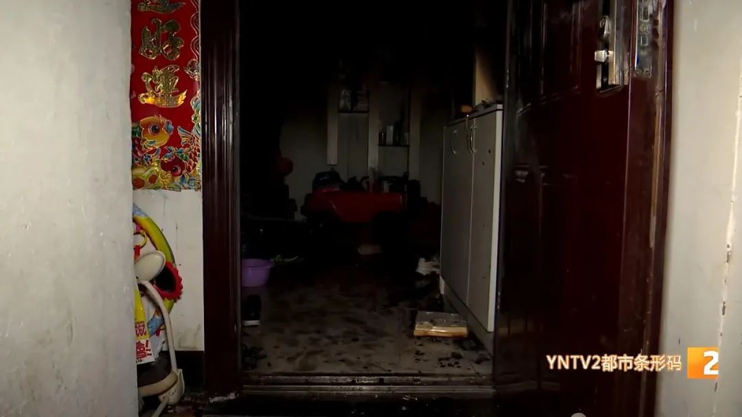 电闸拉下来了却着火了,电闸推上去电灯炸了