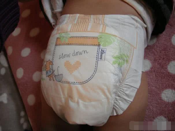 纸尿裤和拉拉裤哪个不容易漏,纸尿裤和拉拉裤选一样尺码吗