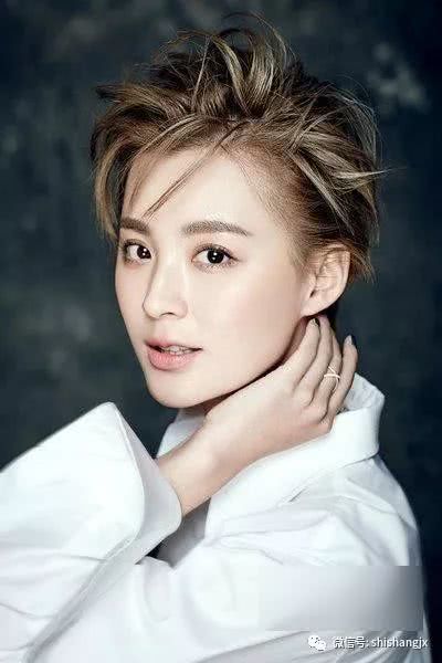 中等直发半披发型减龄俏皮,直发怎么扎显得俏皮可爱