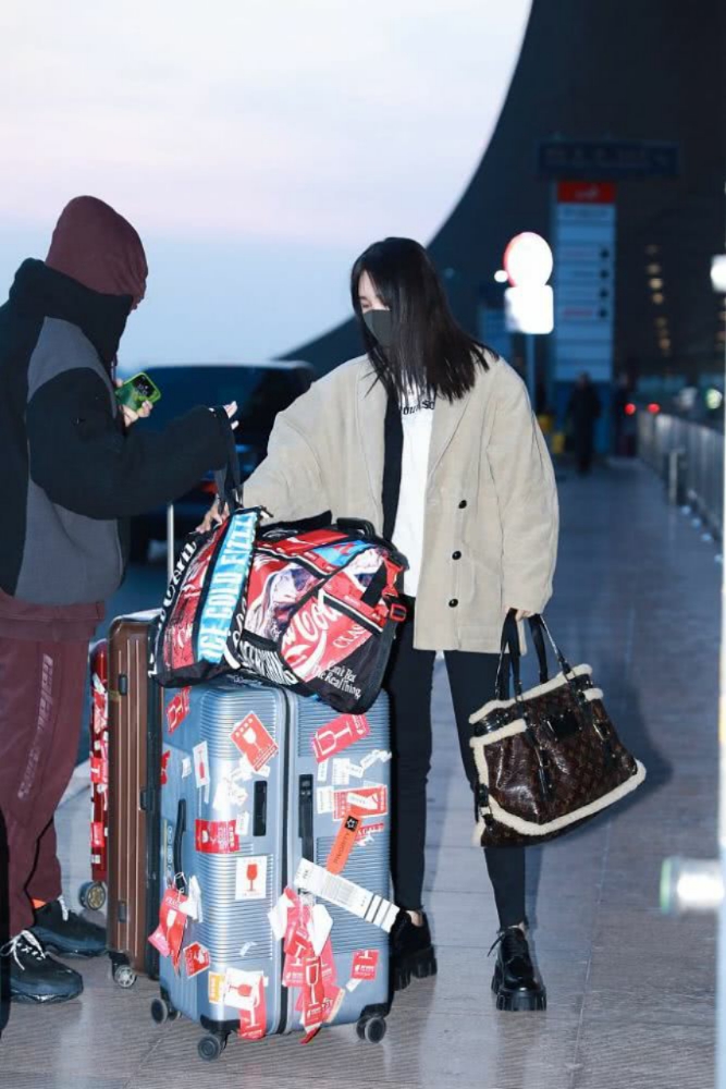 李菲儿机场豹纹,李菲儿最新机场穿衣搭配