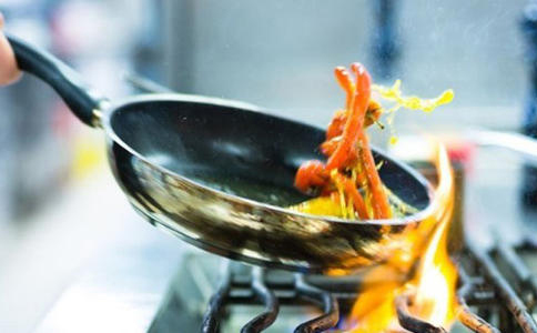 炒菜粘锅问题教你一招,炒菜老是炒不好吃什么原因