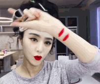 口红叠涂方法这样涂更显唇形,记住所有口红色号