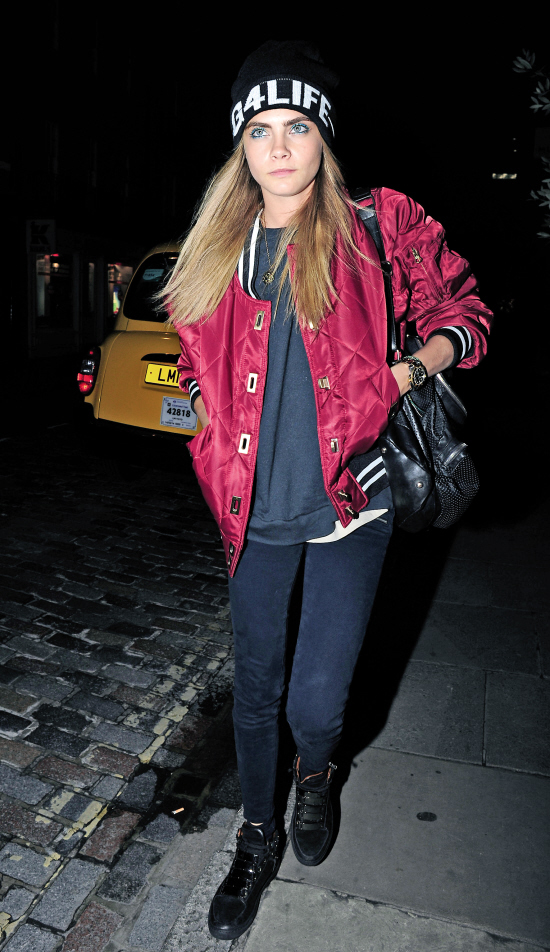 放弃你的风衣吧，2020年最受欢迎的是“棒球服”，明星潮人都爱