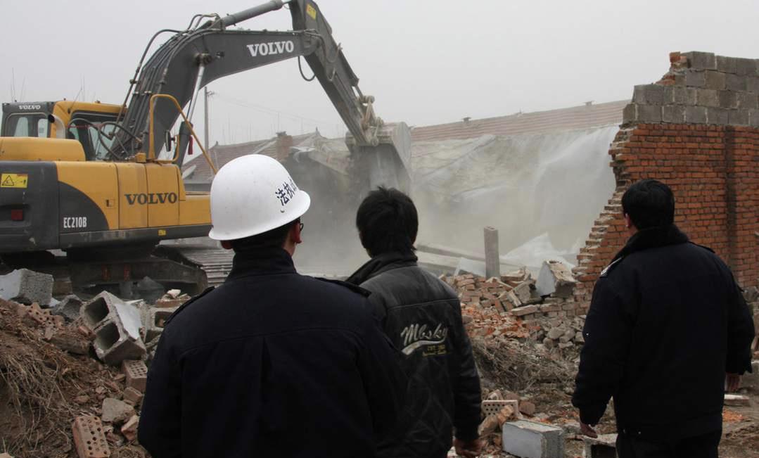 农民可以在自己家盖房吗,农民能在耕地上建大棚养牛吗