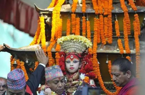 尼泊尔“活女神”双脚不能沾地,初潮就退位,无人敢娶