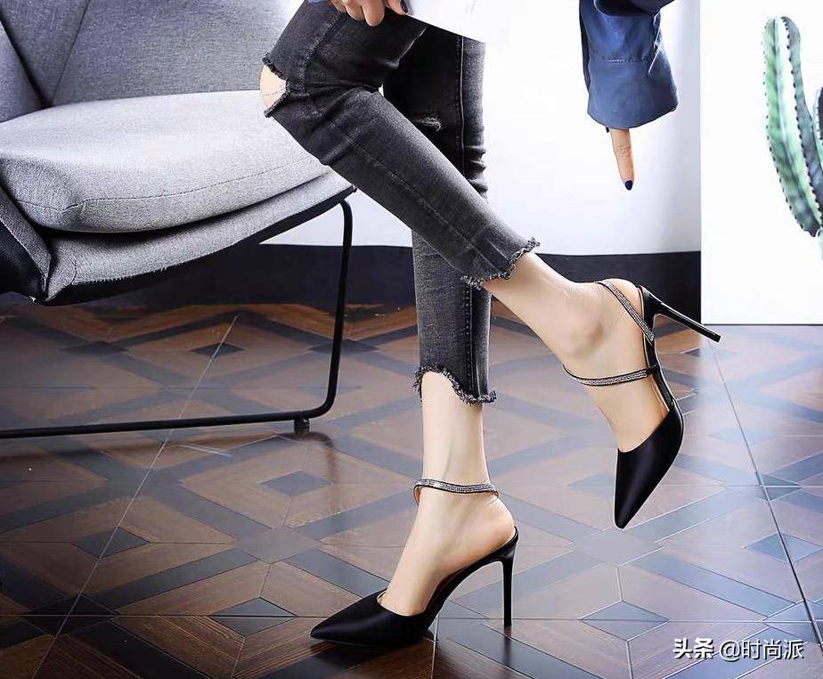 黑色高跟鞋穿出不一样的时尚气质,尖头的高跟鞋优雅又时尚
