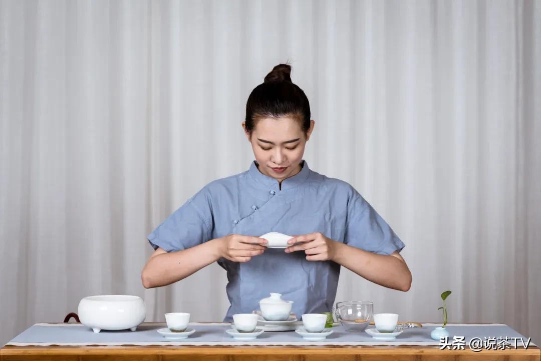 铁观音茶如何区分浓香型和清香型,新茶浓香型铁观音怎样冲泡口感好