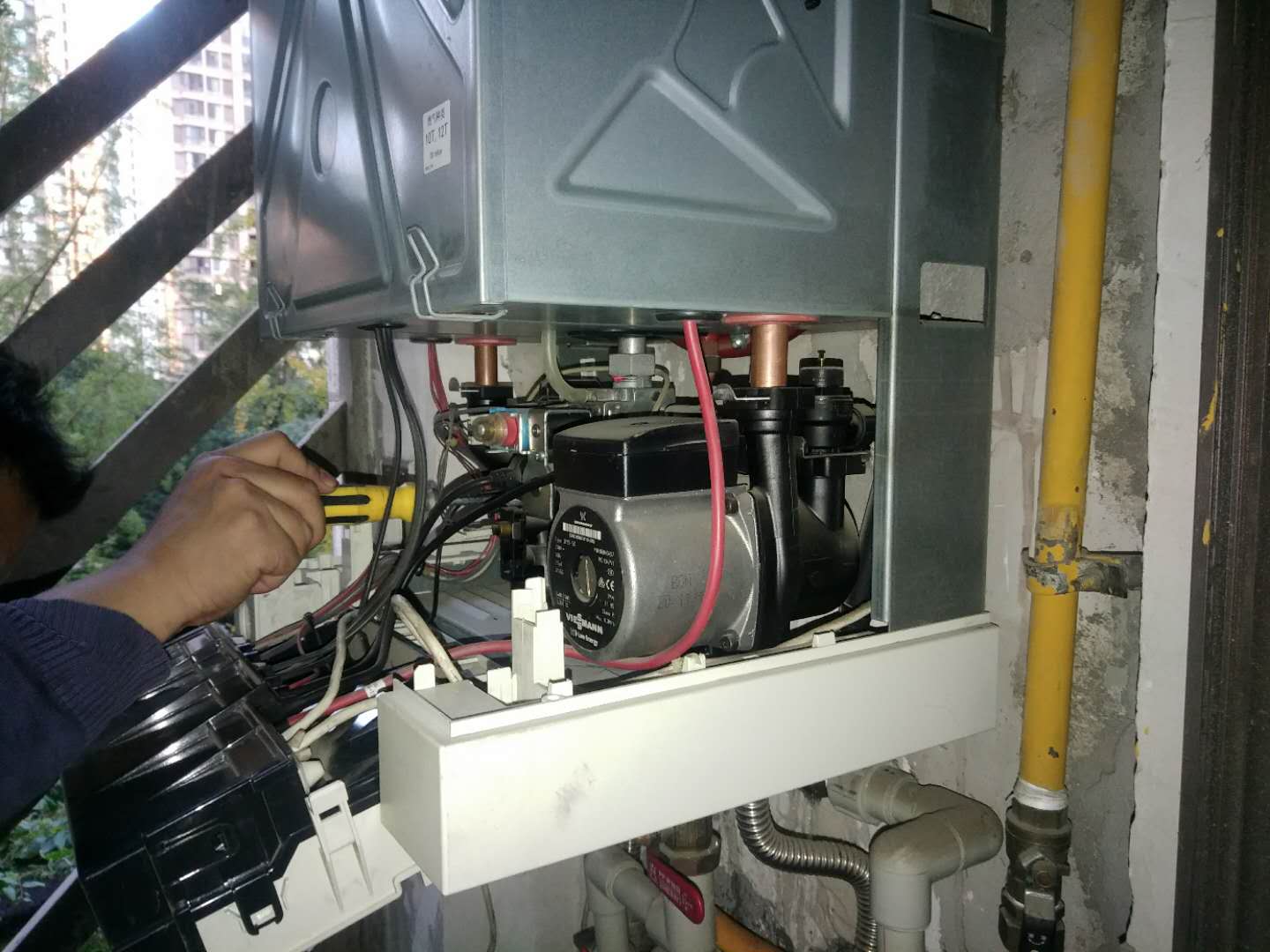 暖气片不热的原因及解决办法铸铁,全屋暖气片就一片不热是什么原因