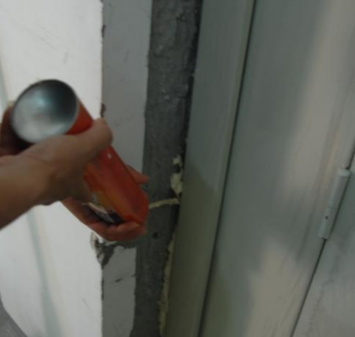 窗户和墙体发泡胶裂缝怎么办,窗框与墙体填缝发泡剂