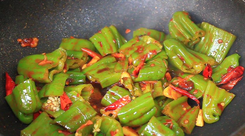 辣椒怎么炒才会软烂入味,家常炒辣椒需要炒几分钟