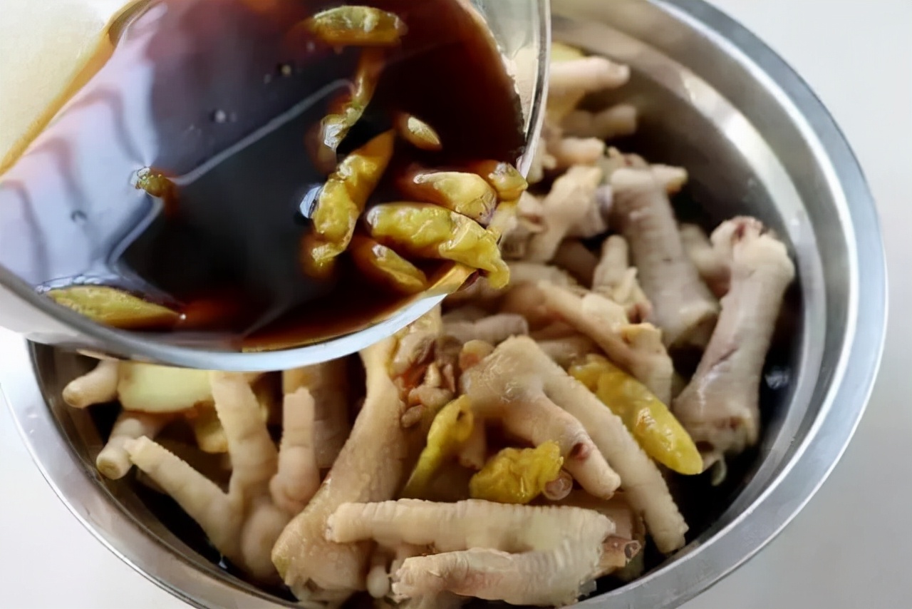 工作难找，摆摊卖柠檬泡椒凤爪能赚钱吗？