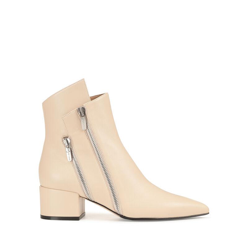 卡戴珊家族小妹凯莉穿搭,卡戴珊家族尖头高跟鞋