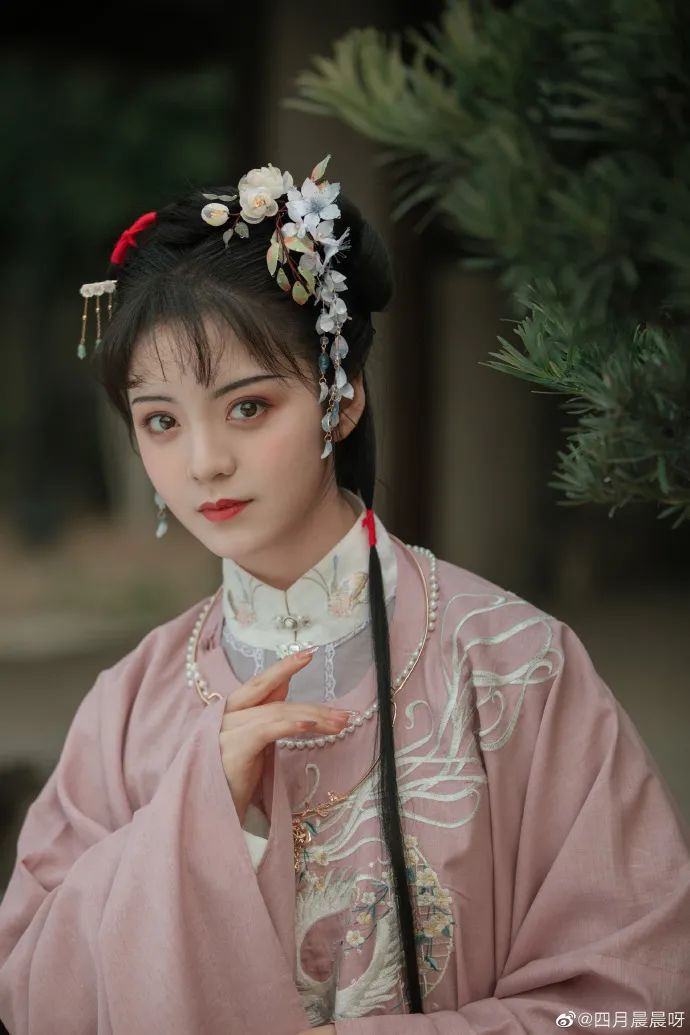 00后女孩演绎四大名著美女,凭一个造型火出圈,200万网友点赞