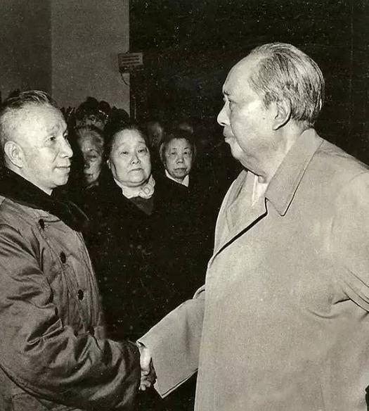 “毛*东泽**想给粟裕授元帅衔，粟裕让帅陈毅”，这种说法是真是假？