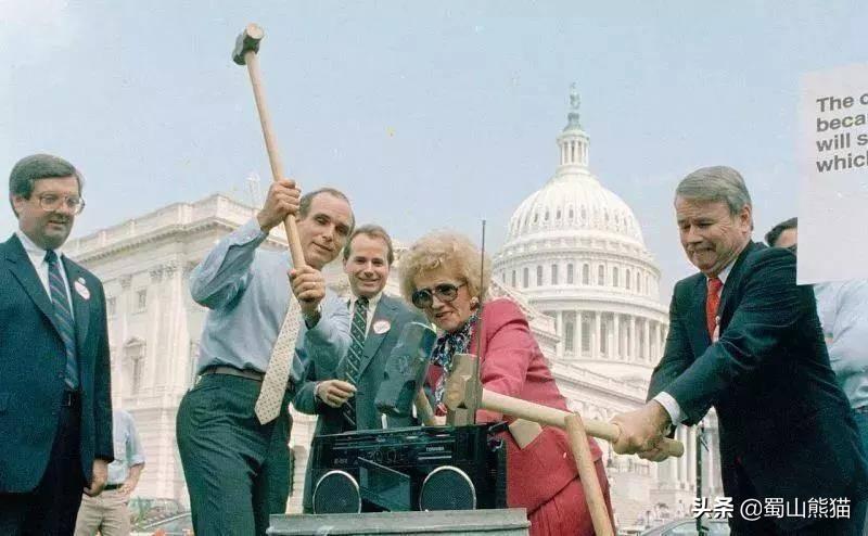 尽管丢掉了光刻机及存储芯片的王冠，日本依然成为了基础研究狂魔