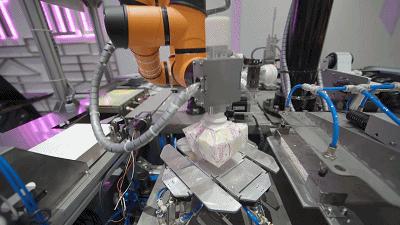 听说有群机器人乘“太空舱”悄然登陆广州？