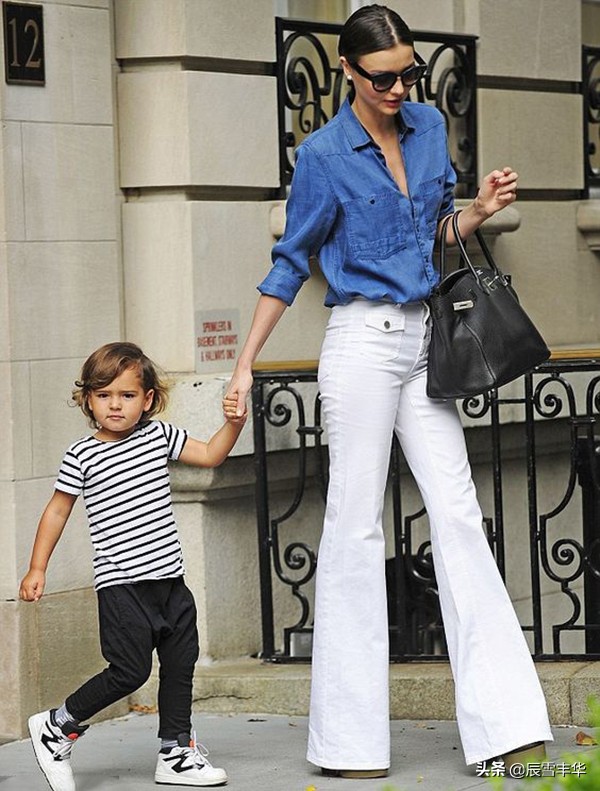 米兰达可儿白衬衫牛仔裤,米兰达可儿风衣搭配牛仔裤