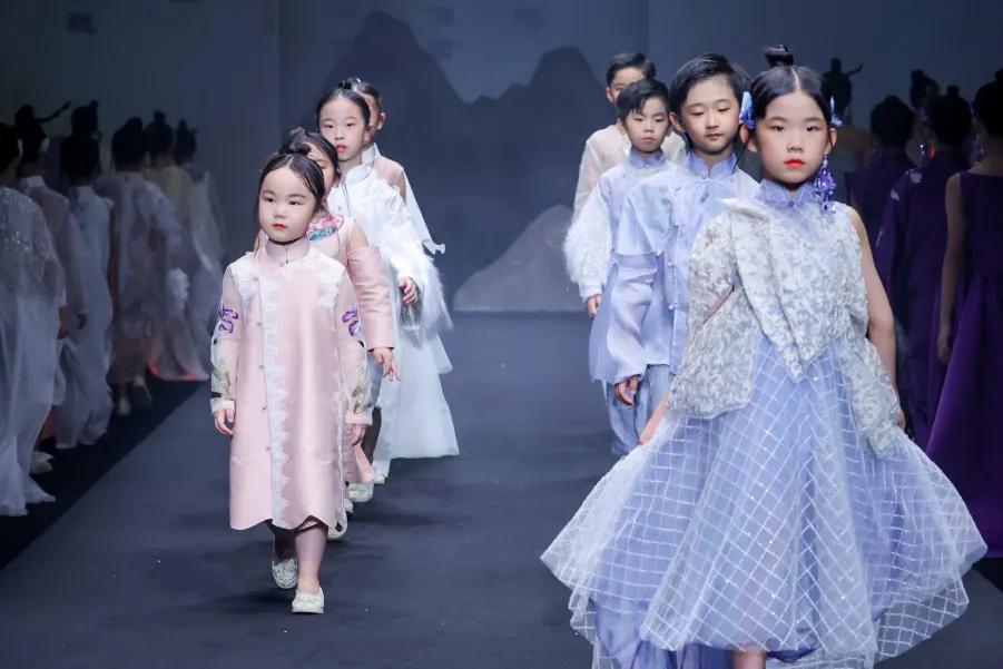 DAY3童话小镇直击｜穿上西装礼服，变身秀场上的“小大人”