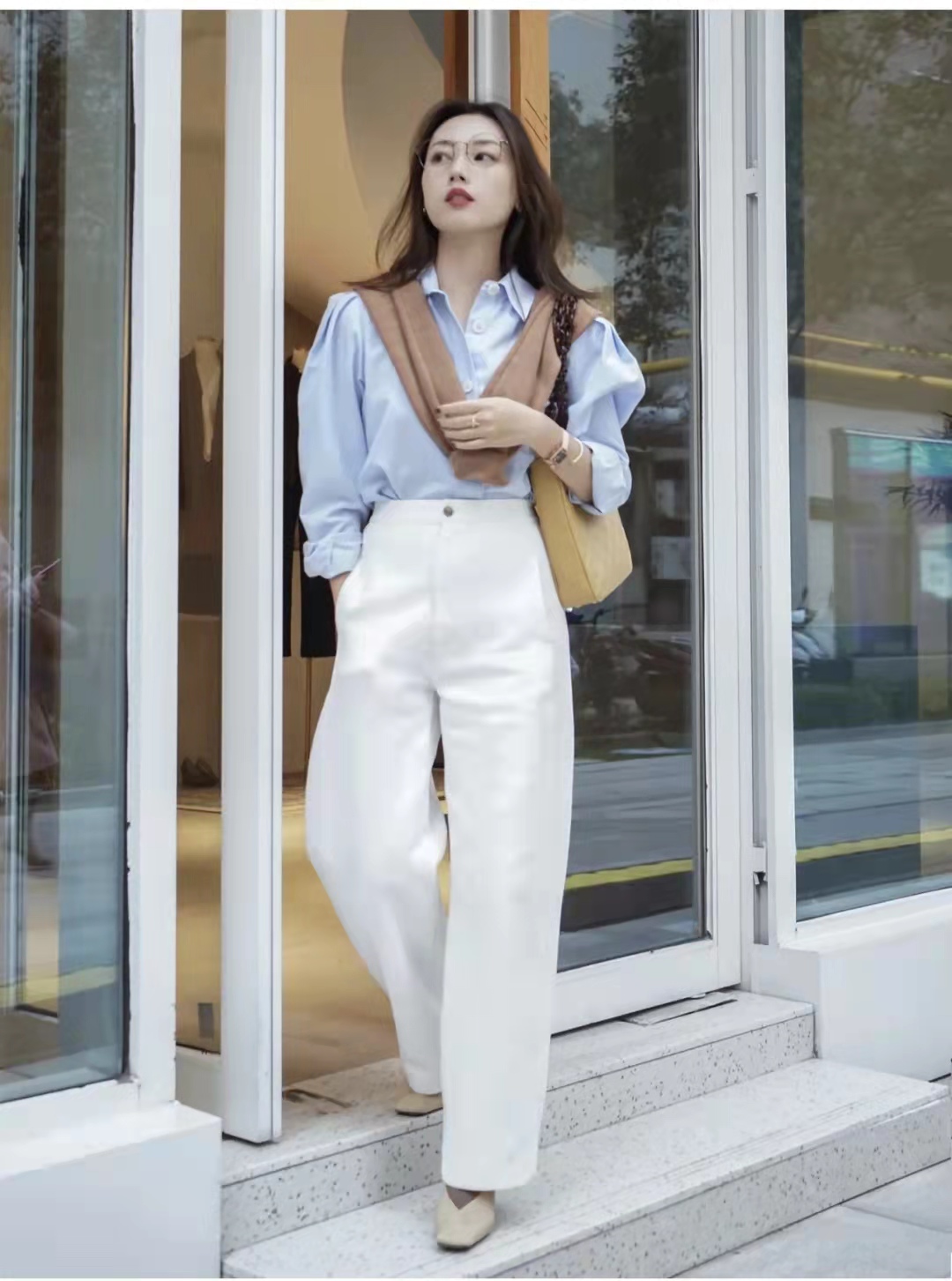 秋天白色裤子配什么颜色上衣好看