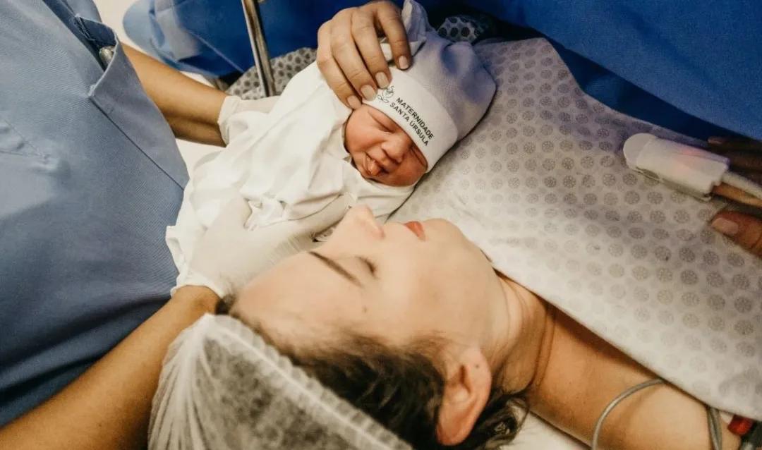 分娩时，睡了一觉醒来，孩子就出来了