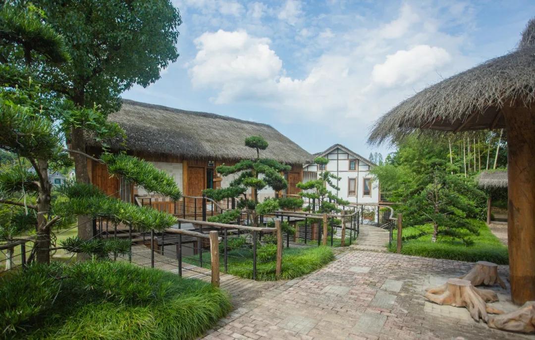 莫干山原木风绿野仙踪花园民宿,莫干山桃坡探险乐园绿野仙踪