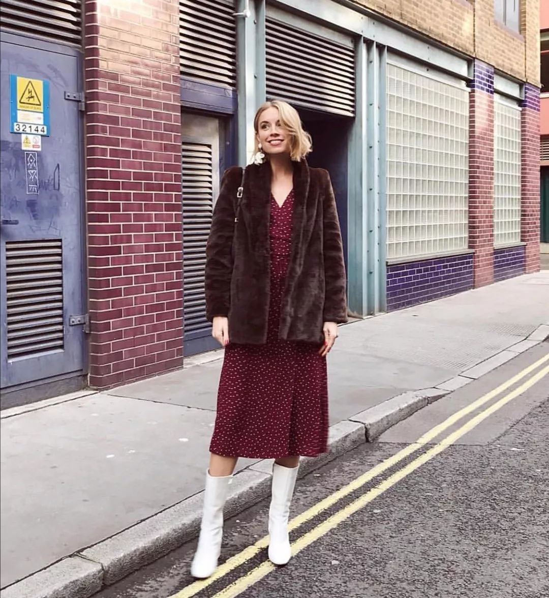 冬天靴子穿白色洋气还是黑色洋气,米白色靴子和黑色靴子