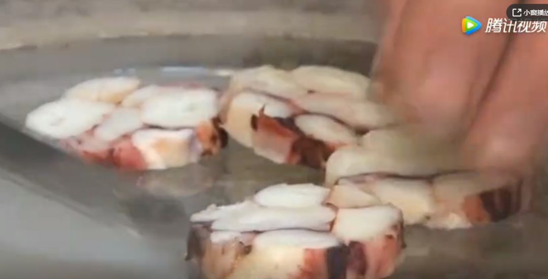 章鱼的聪明令人难以置信,章鱼最终还是逃不过人类的料理