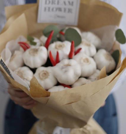 什么花适合送给妈妈除了康乃馨,送母亲的康乃馨花大全