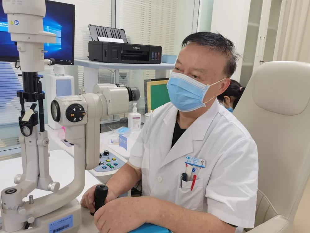 男子眼睛突出，周太平医生从他眼眶里取出一个2.5公分的肿瘤