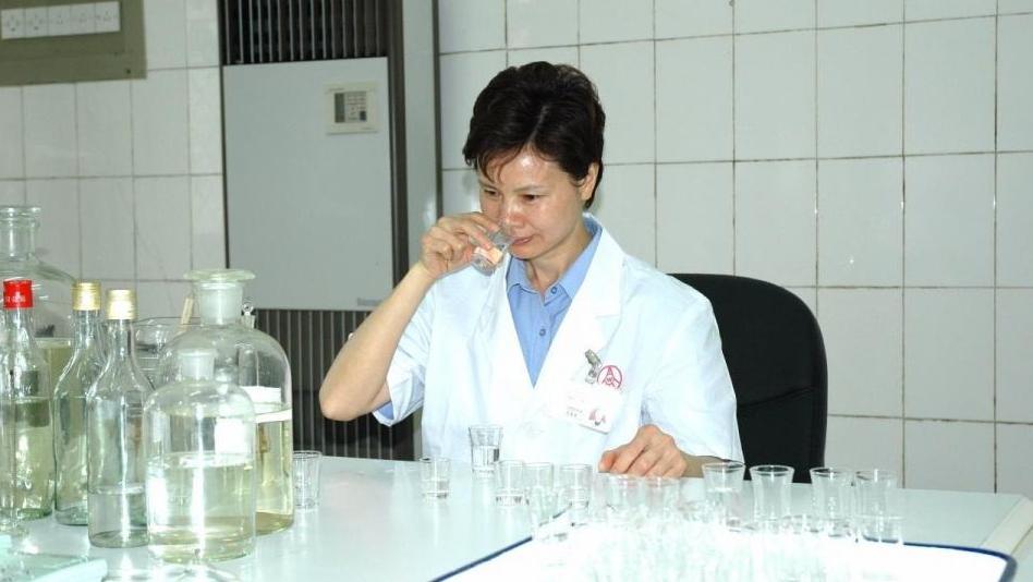 白酒降度后酒体寡淡怎么解决,白酒降度变浑是什么原因