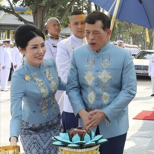 还是泰国华裔富婆潇洒!穿花裙亮相比花儿美,拒绝泰王求爱真明智