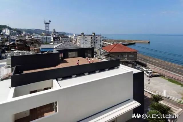 这所面朝大海的幼儿园，没有玩具，但幼儿园本身就是最好玩具