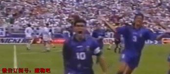 把球传进球门的球队,把球传球给内马尔