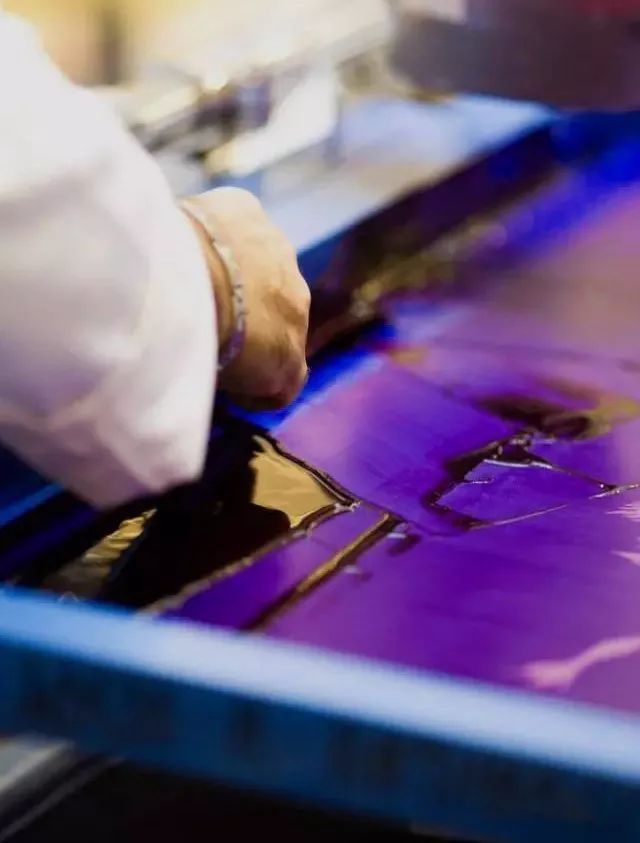 爱马仕丝巾为啥这么贵？7万多种颜色耗时两年看完就觉得值了